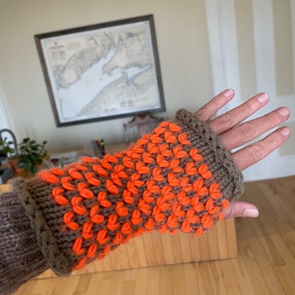 Cute wrist warmers with thumb loops - Picture 6 of 6